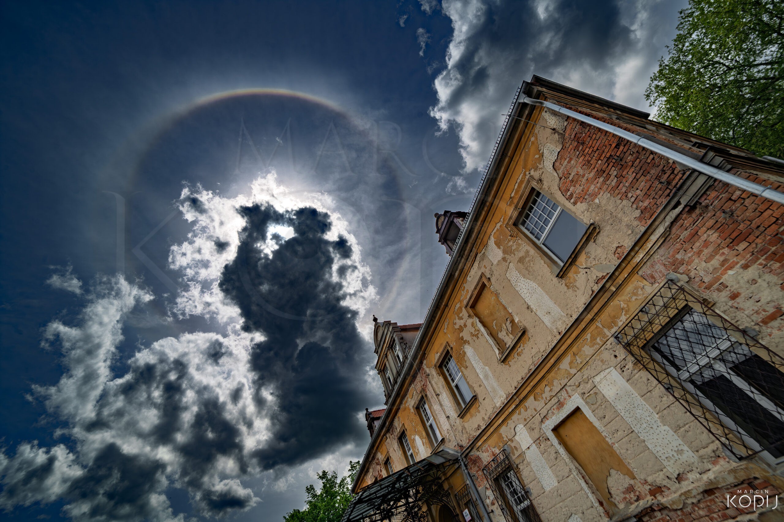 Halo słoneczne uchwycone nad pałacem w Dalkowie